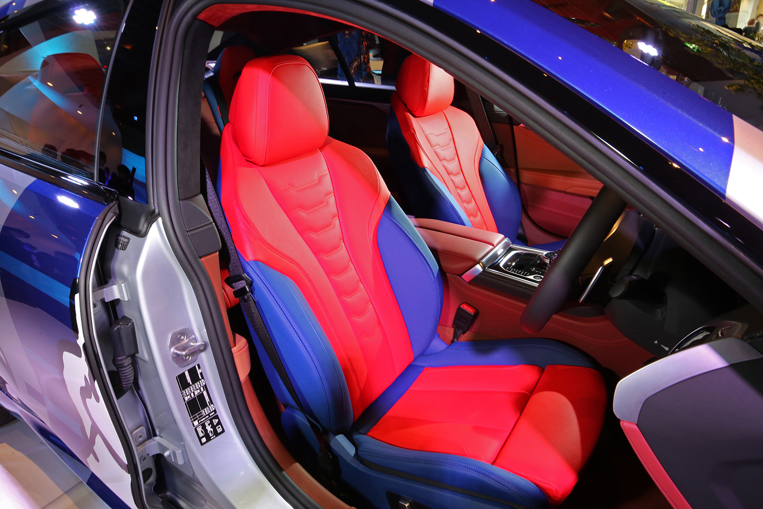 99台のうちの貴重な１台を六本木ヒルズで公開 展示 アートカーのようなbmwの超ポップな限定車 The 8 X ジェフ クーンズ Web Cartop 自動車情報サイト 新車 中古車 Carview