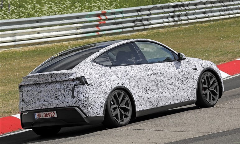 【初撮影】新型「モデルY」の高性能版“パフォーマンス”は25年後半以降に登場か…価格は約800万円