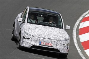 【初撮影】新型「モデルY」の高性能版“パフォーマンス”は25年後半以降に登場か…価格は約800万円