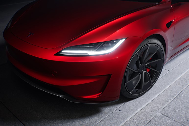 【初撮影】新型「モデルY」の高性能版“パフォーマンス”は25年後半以降に登場か…価格は約800万円