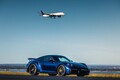 シドニー空港の滑走路を閉鎖!? 全長2.2kmのストレートで味わう「ポルシェ911ターボS」の加速性能 【動画】