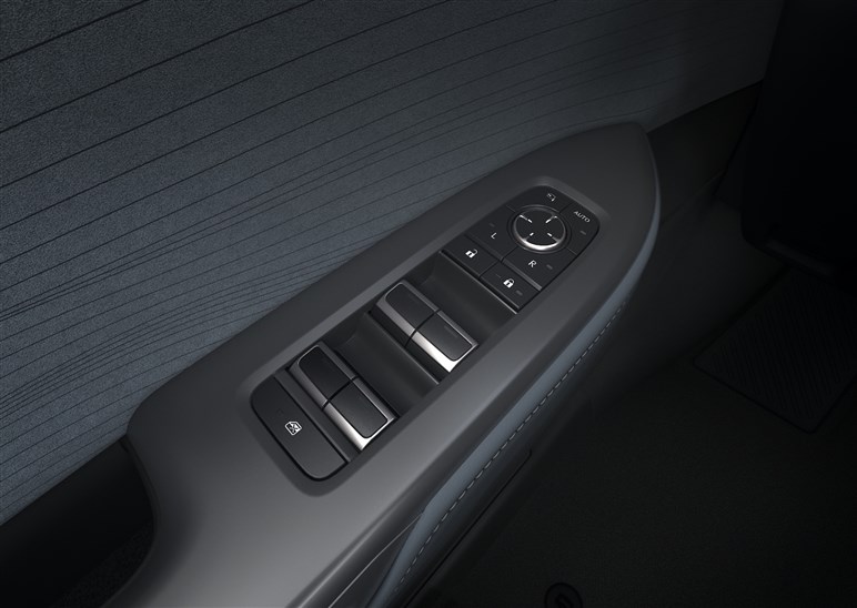 レクサス「RZ」改良。新開発バッテリーで航続距離20%向上…MT感覚で運転できる407PSの“Fスポーツ”も