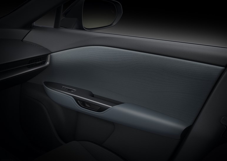 レクサス「RZ」改良。新開発バッテリーで航続距離20%向上…MT感覚で運転できる407PSの“Fスポーツ”も