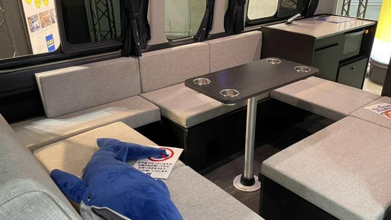 「すごいクルマだ…」「まさにマイルーム」まるで“動く小さな家”。もはや住めちゃう、街乗りも問題ないキャンピングカー。