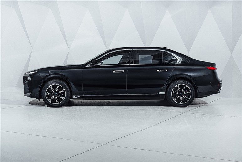 【初撮影】BMW「スカイトップ」のフルヌード版が美しすぎた。限定50台は完売、プレミア価格は2億円以上に
