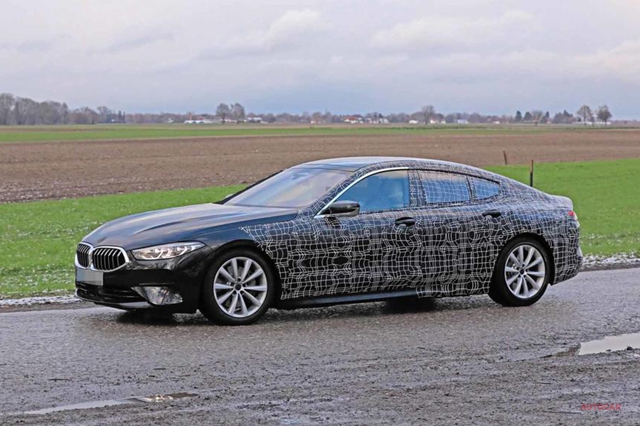 BMW 8シリーズ・グランクーぺ　公道テスト目撃　後席2座／3座？　エンジンは