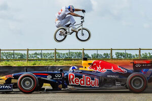 「正面衝突寸前！」BMXライダーが疾走するF1をジャンプで飛び越え!? 絶妙なタイミングすぎる