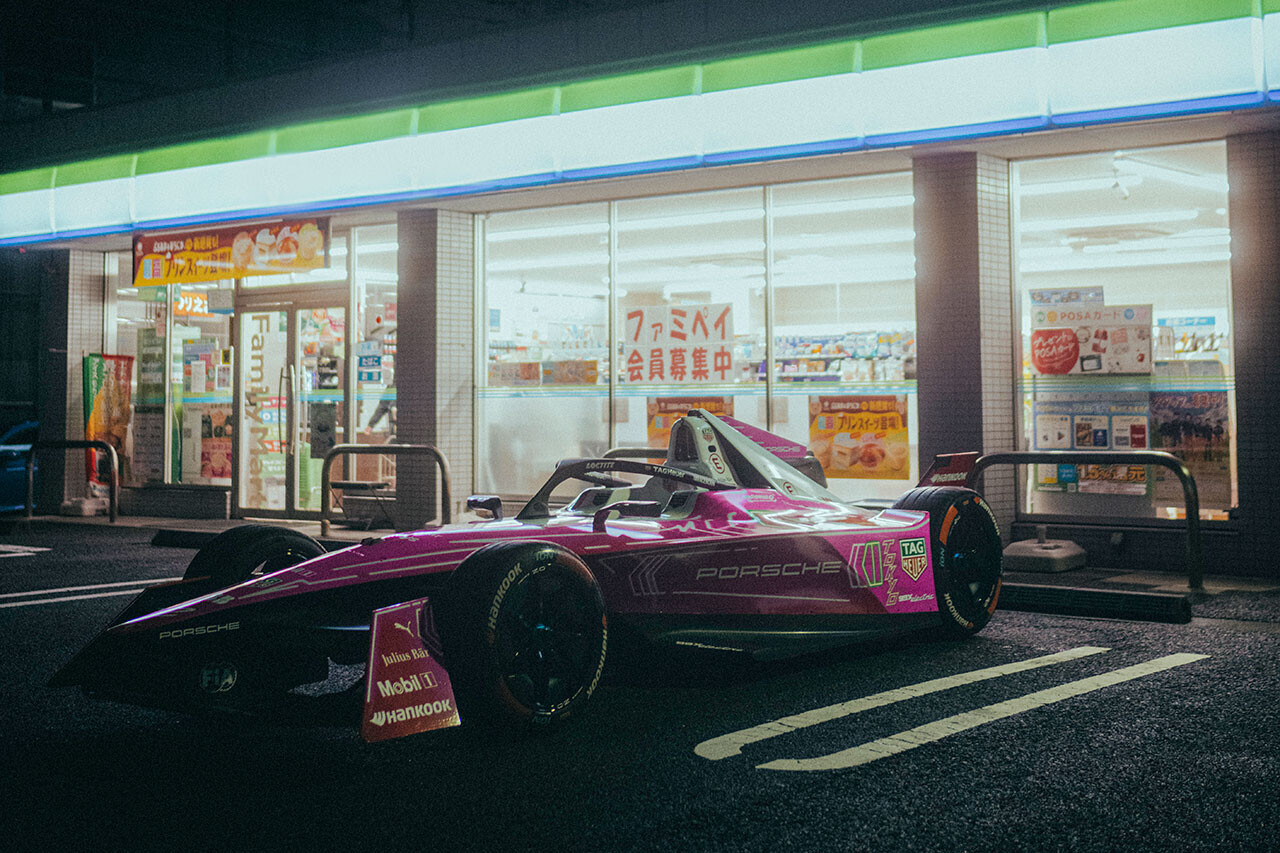 ポルシェ、日本のストリートネオンと未来を強調する特別カラーでフォーミュラE東京E-Prixに挑む