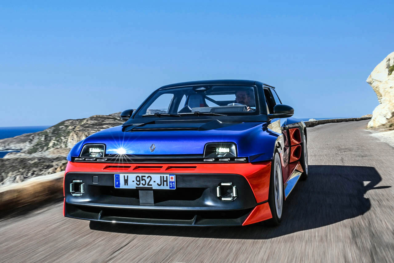 【速報】伝説のホットハッチはEVで蘇る。新型「ルノー5ターボ3E」が“聖地”ツール・ド・コルスで野獣の走りを初公開