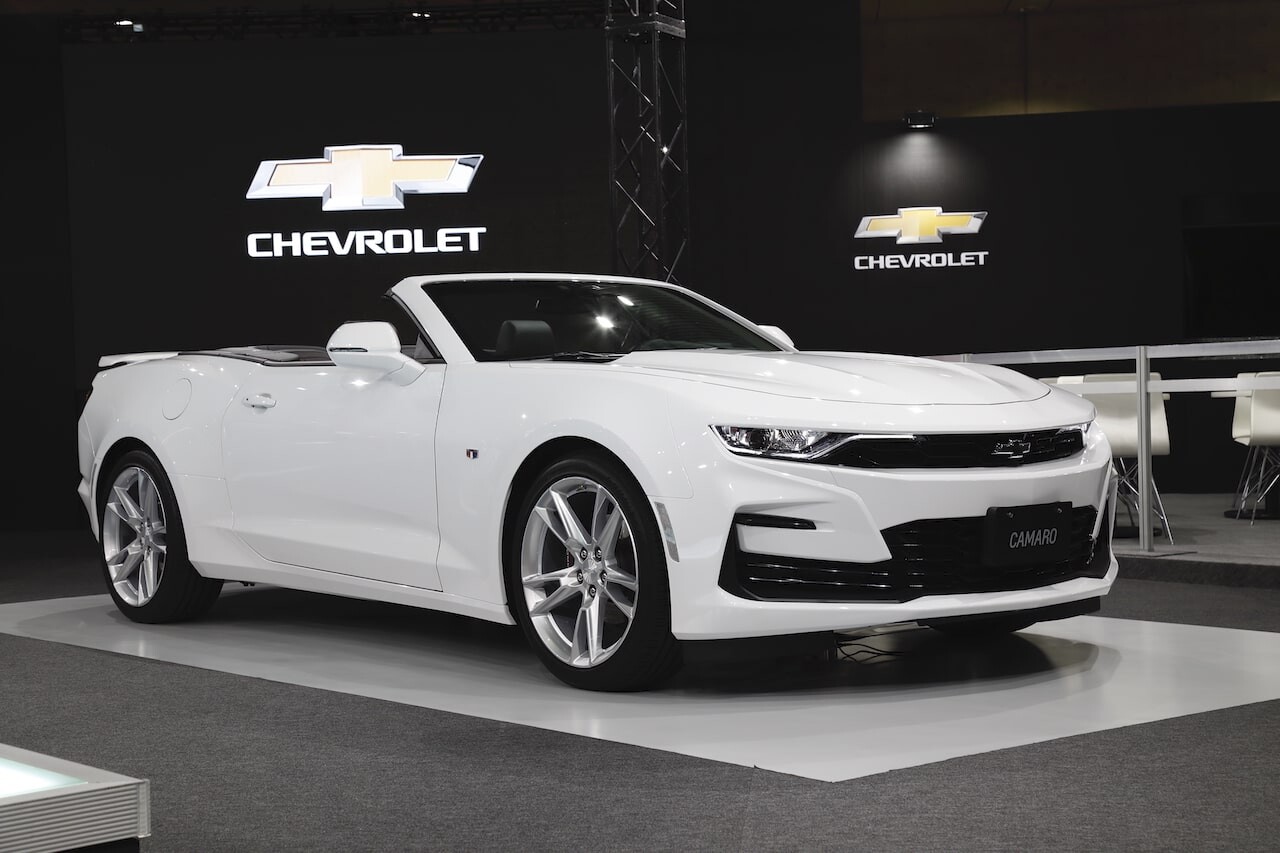カマロがより精悍に、より便利に！ 改良新型が東京オートサロンのシボレーブースに登場