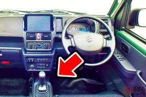 スズキ新型「軽トラック」初公開！ 先進な「液晶メーター」＆「釣り目ライト」採用！ しっかり“5速MT”も設定！ ド迫力の「Xリミテッド」がカッコイイ「新型キャリイ」の進化とは！