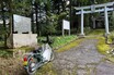 啼石伝説が残る「隠尾城」　日差しを浴びる苔の石垣に目を奪われた　バイクで往く城跡巡り