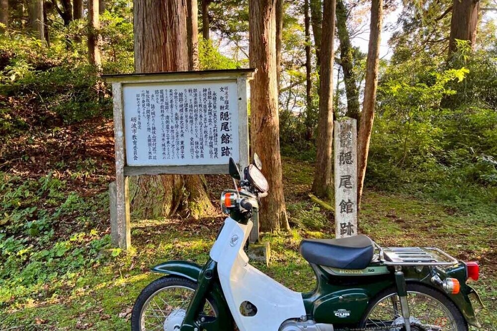 啼石伝説が残る「隠尾城」　日差しを浴びる苔の石垣に目を奪われた　バイクで往く城跡巡り