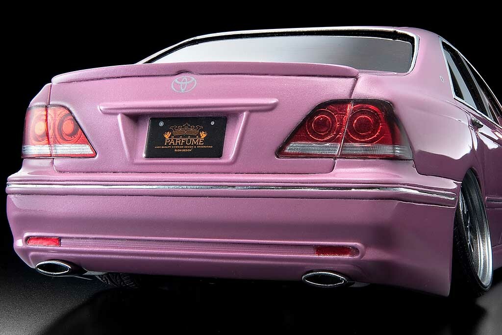 ピンクで品良いVIPカーを目指して！アオシマ製プラモ「モードパルファム ゼロクラウン」を極める【モデルカーズ】