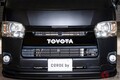 トヨタ「“スゴい”ハイエース」実車展示！ ツヤ消し“ブラック”×「TOYOTAロゴ」がカッコいい！ 特別すぎる「ザ クルーバン」お披露目へ！