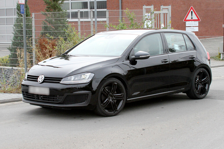 新型ゴルフRをスクープ　スペックはS3に迫る？