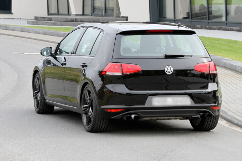 新型ゴルフRをスクープ　スペックはS3に迫る？