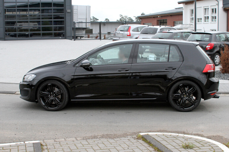 新型ゴルフRをスクープ　スペックはS3に迫る？