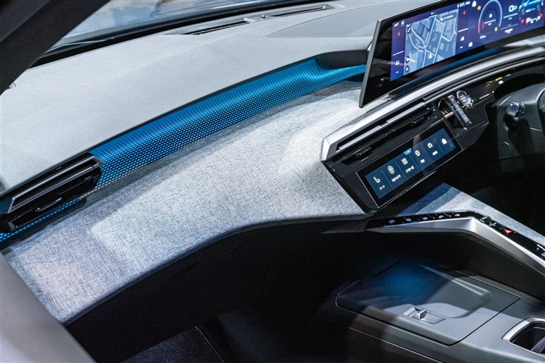 【新型プジョー3008】8年ぶりのフルモデルチェンジ。電動化とファストバック採用で次世代へ進化