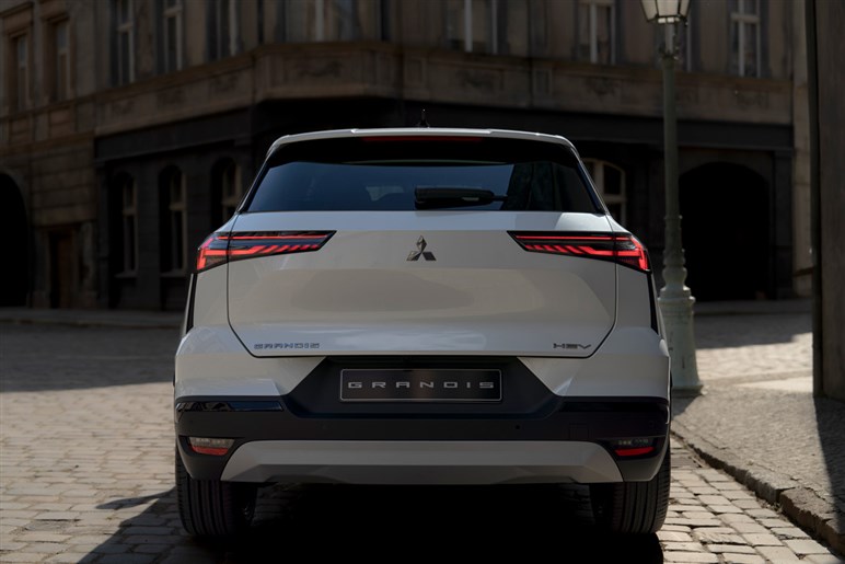 【13年ぶりの復活】三菱が新型コンパクトSUV「グランディス」を発表。ルノーのOEMで欧州市場に年内投入へ
