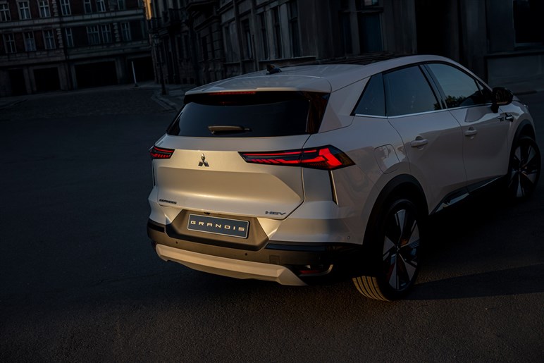 【13年ぶりの復活】三菱が新型コンパクトSUV「グランディス」を発表。ルノーのOEMで欧州市場に年内投入へ