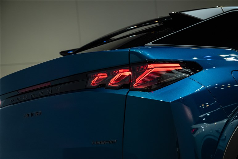 【新型プジョー3008】8年ぶりのフルモデルチェンジ。電動化とファストバック採用で次世代へ進化