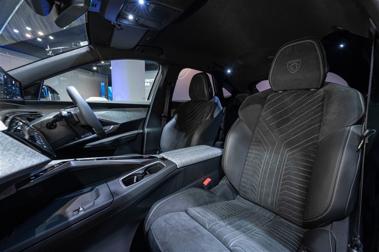 【新型プジョー3008】8年ぶりのフルモデルチェンジ。電動化とファストバック採用で次世代へ進化