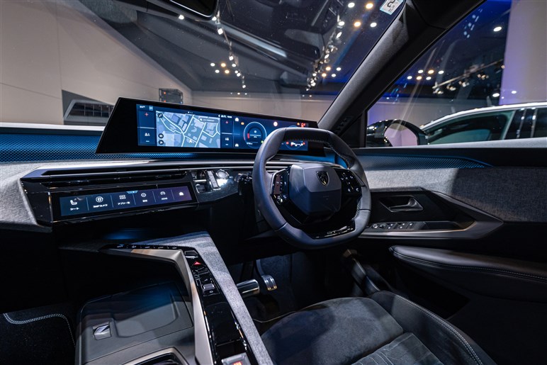 【新型プジョー3008】8年ぶりのフルモデルチェンジ。電動化とファストバック採用で次世代へ進化