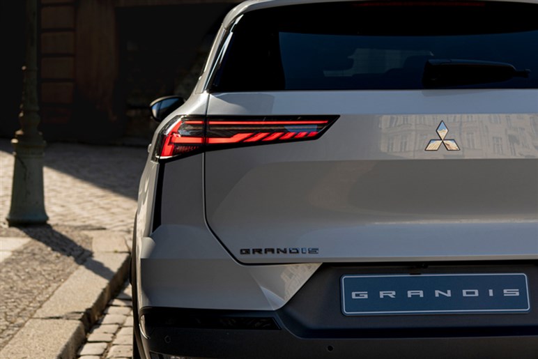 【13年ぶりの復活】三菱が新型コンパクトSUV「グランディス」を発表。ルノーのOEMで欧州市場に年内投入へ