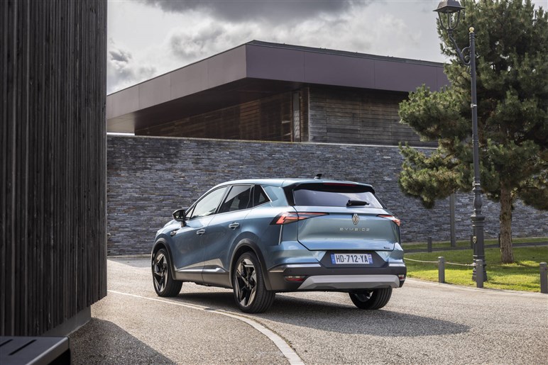 【13年ぶりの復活】三菱が新型コンパクトSUV「グランディス」を発表。ルノーのOEMで欧州市場に年内投入へ