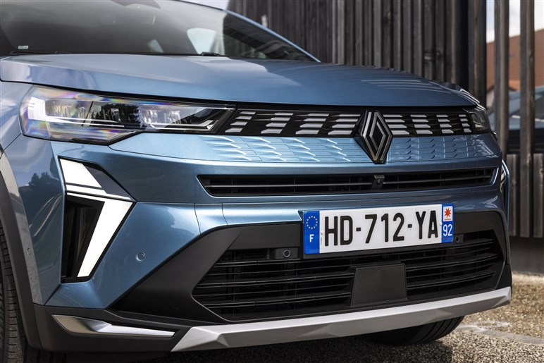 【13年ぶりの復活】三菱が新型コンパクトSUV「グランディス」を発表。ルノーのOEMで欧州市場に年内投入へ