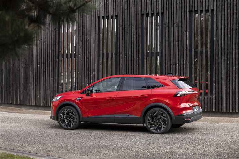 【13年ぶりの復活】三菱が新型コンパクトSUV「グランディス」を発表。ルノーのOEMで欧州市場に年内投入へ