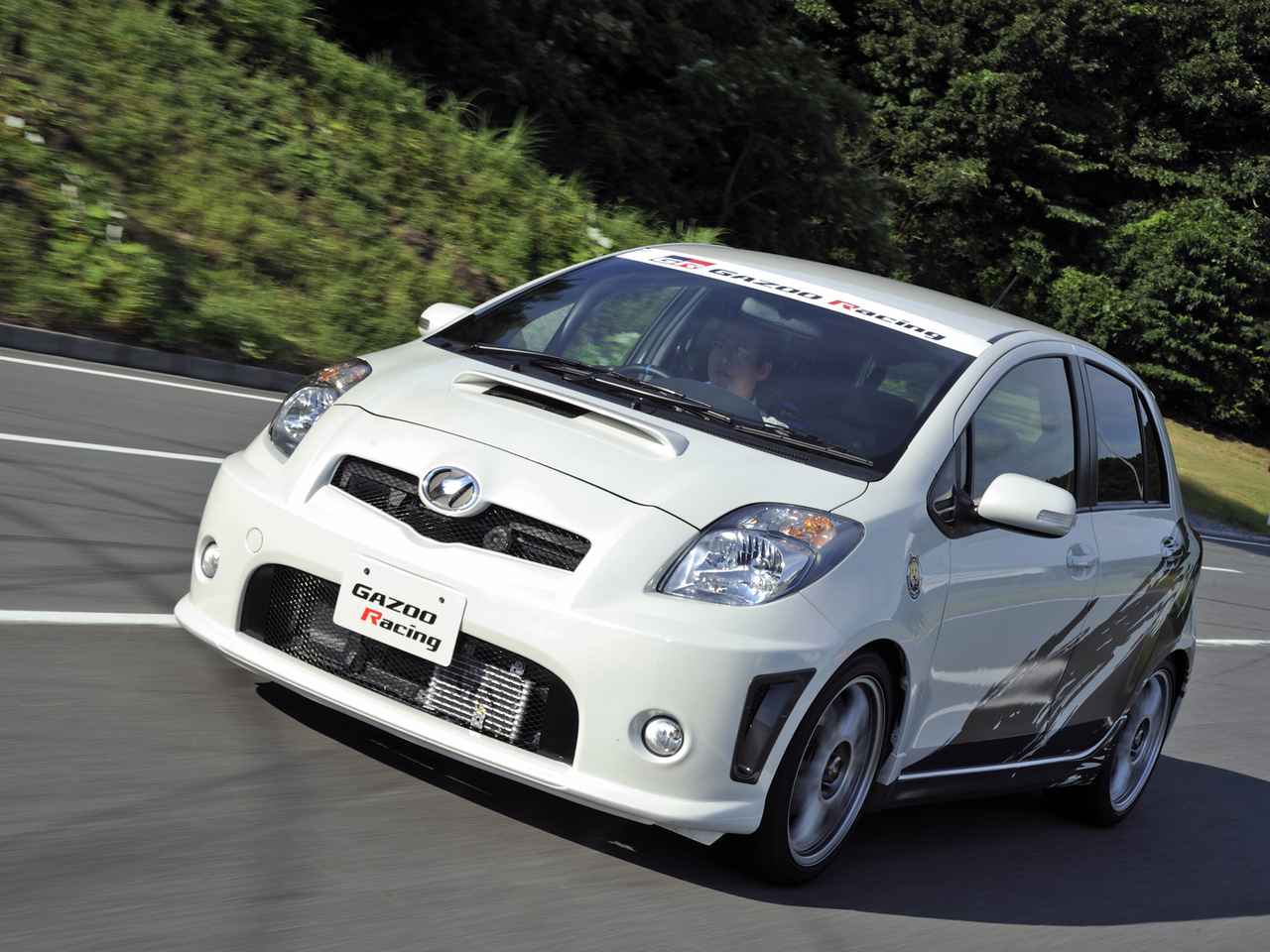 試乗 Grmnの過給チューンを施されたヴィッツとiq 2台のプロトタイプに試乗した 10年ひと昔の新車 Webモーターマガジン 自動車情報サイト 新車 中古車 Carview