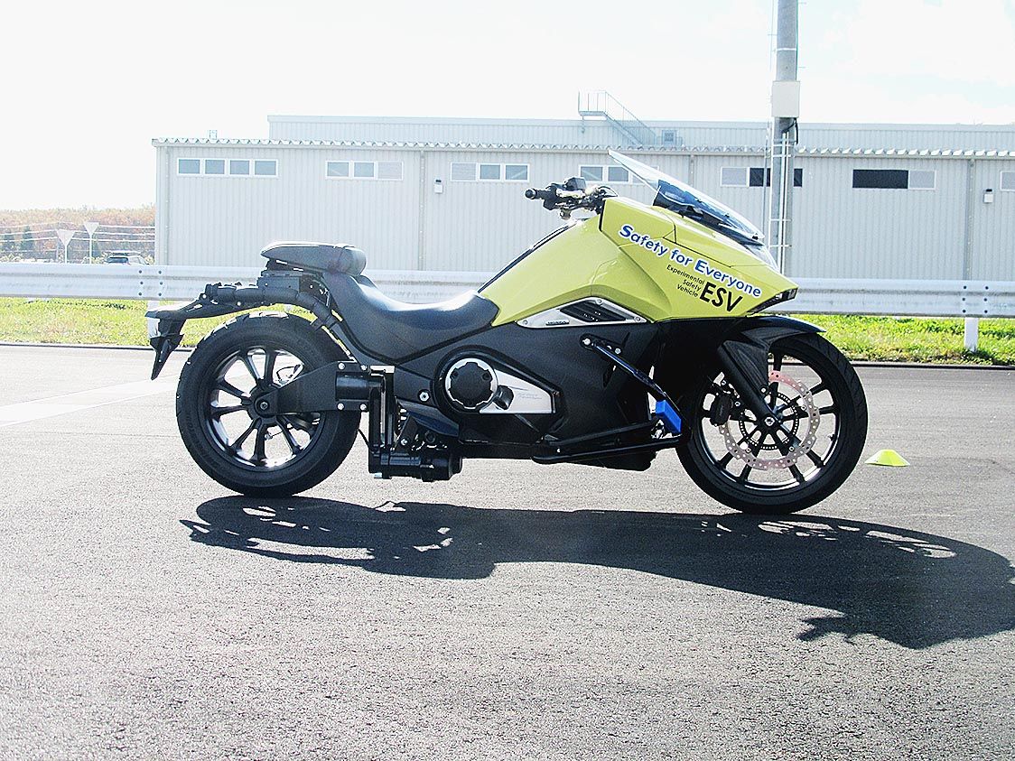 ホンダ 転倒しないバイク技術 ライディングアシスト2 0 開発 アシモの技術応用 日刊自動車新聞 自動車情報サイト 新車 中古車 Carview