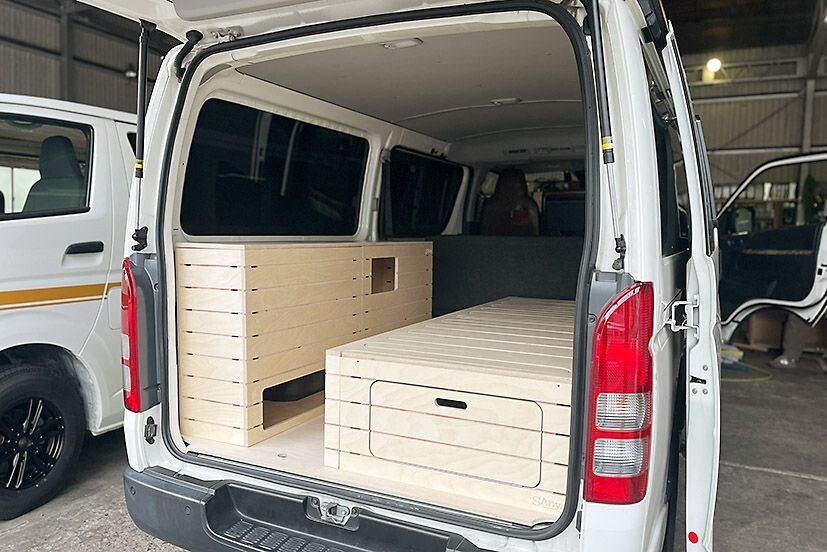 キャンピングカーのカーステイ、ジャパンモビリティショー2025で組み立て車中泊キットなどを展示