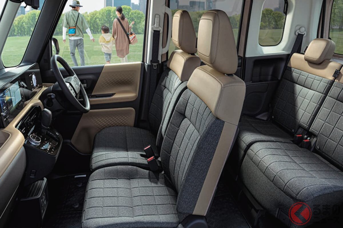 三菱の新型「軽SUV」発表！ 軽自動車“初”の「画期的機能」＆“両側パワースライドドア”標準装備の「4WD仕様」！ タフなデザイン×豊富なボディカラーも魅力の「デリカミニ」最上級モデルとは？