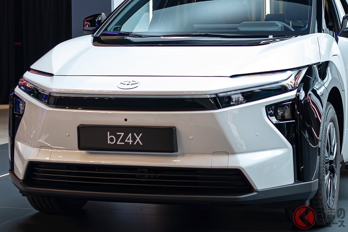 トヨタ新型「SUV」初公開！ 全長4.7m級ボディ＆340馬力超えの「高性能モデル」もアリ！ “3年ぶり”顔面刷新の「bZ4X」波国で登場