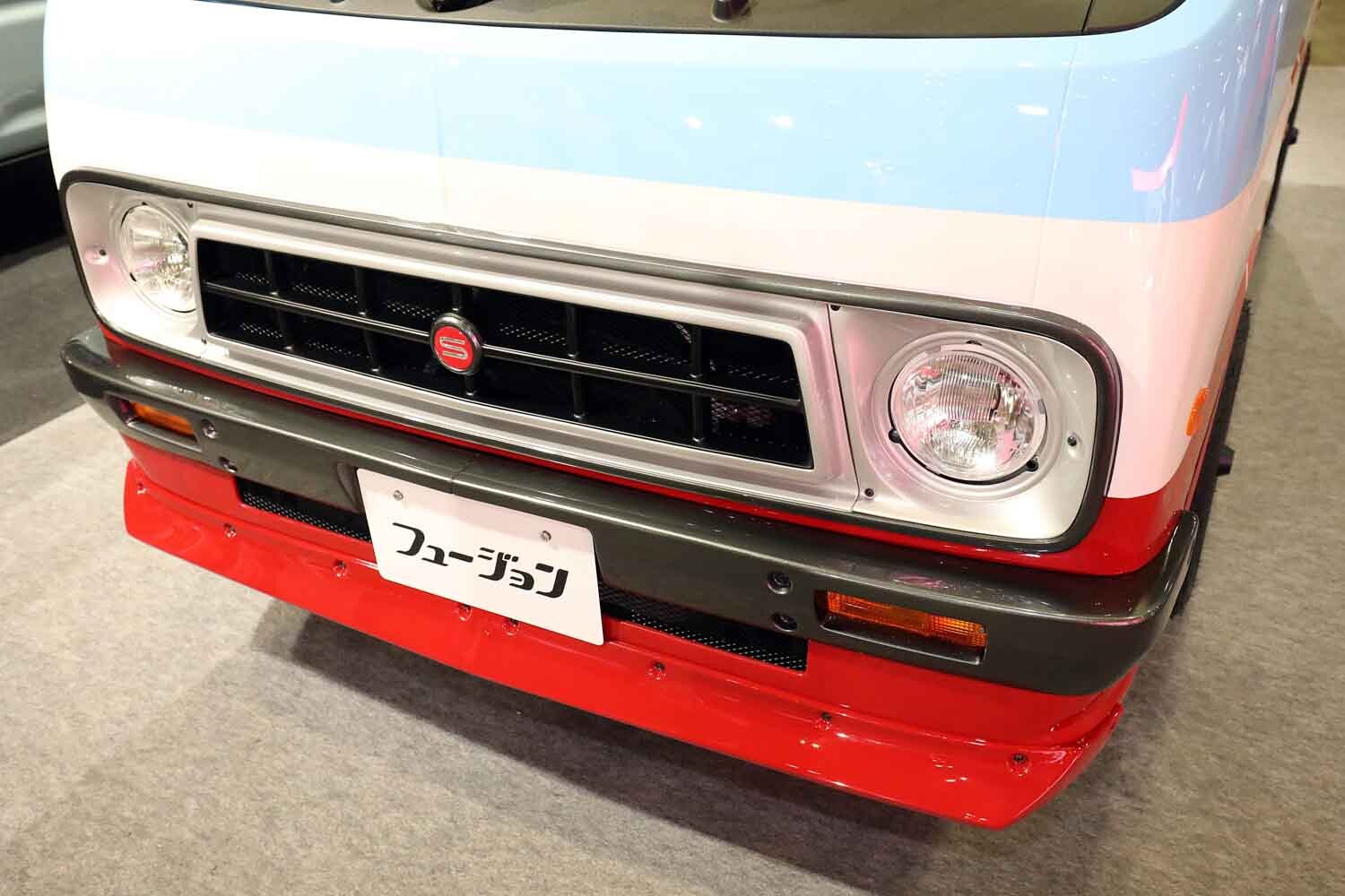 「サニトラ」顔の軽トラは懐かしの「ナショナルカラー」で昭和テイスト満載！ スズキ「キャリイ」を昭和のヤンチャカスタムで仕上げる