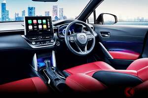 トヨタ新型「カローラクロス」初公開！ 斬新「赤内装」がカッコよすぎ！ 新色「ダークローズ」でめちゃ高級感アップの「コンパクトSUV」タイで発表