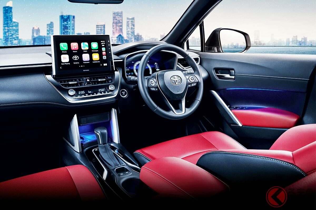 トヨタ新型「カローラクロス」初公開！ 斬新「赤内装」がカッコよすぎ！ 新色「ダークローズ」でめちゃ高級感アップの「コンパクトSUV」タイで発表