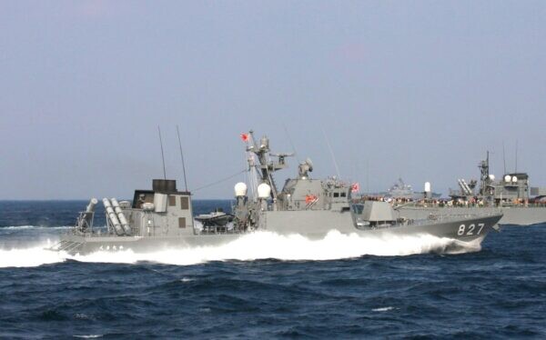 ロシア海軍の「新鋭ステルス艦」と海自ミサイル艇が“にらみ合い”!? 北海道沖にロシア艦が4隻も出現