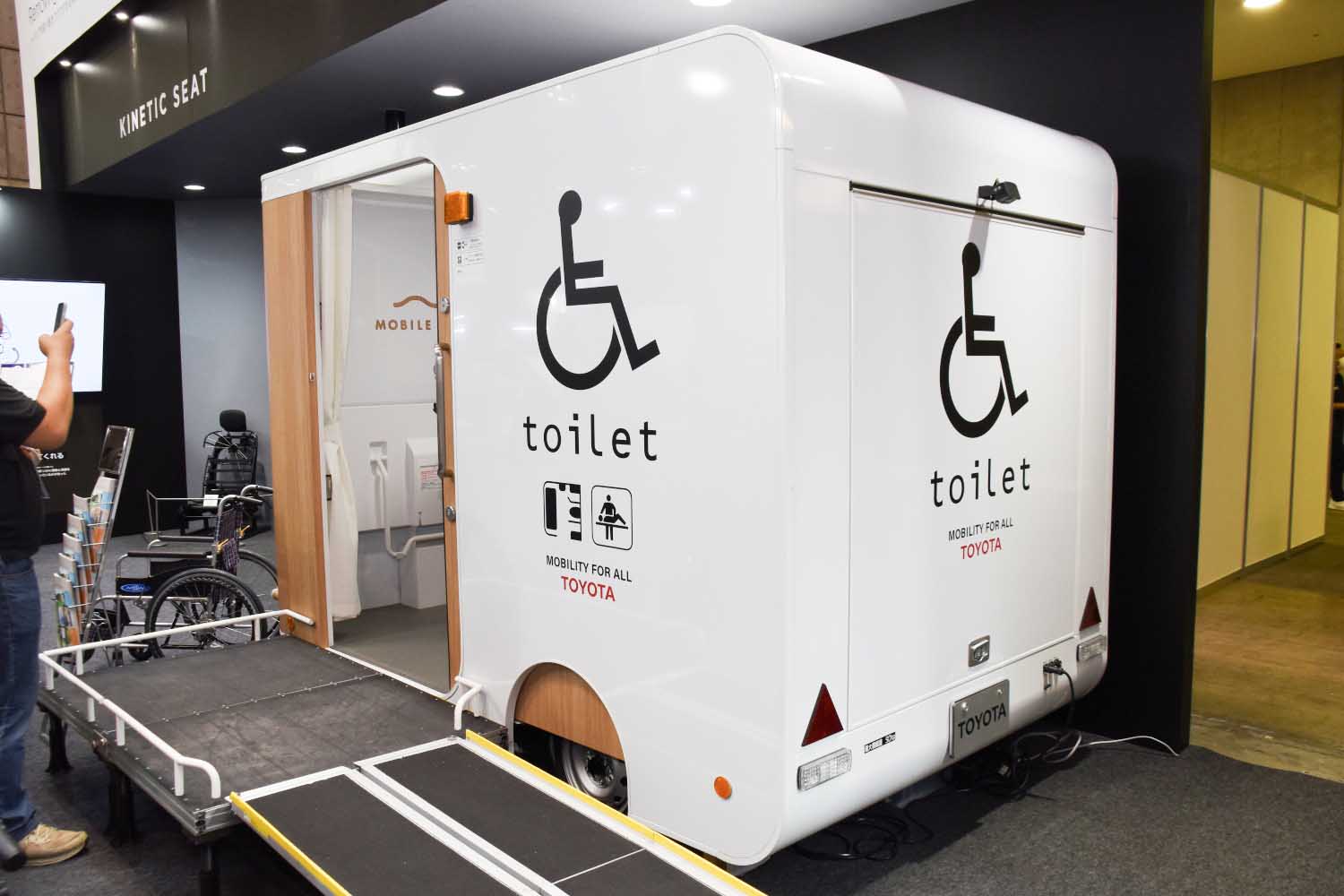トヨタがトレーラーでトイレを作ったら…バリアフリーの車いすでも使える移動式トイレは2024年市販化予定です