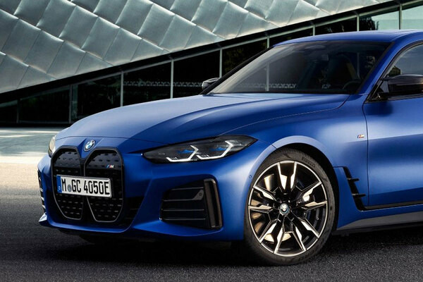 BMW「i4」 初の4ドアクーペEV登場 大排気量車をしのぐ力強さ電気で