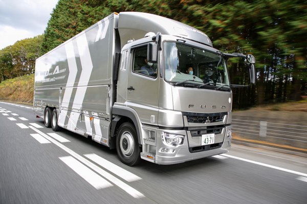 日本で初めて運転自動化レベル2を達成した大型トラック 三菱ふそうスーパーグレート を公道で試す ベストカーweb 自動車情報サイト 新車 中古車 Carview