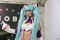 日本唯一のプロコスプレイヤー「えなこ」が初音ミクになる！　東京オートサロン2019に降臨