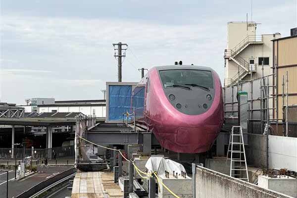 「紫のサンダーバード」現る！ 京都の廃線に元特急電車を陸送 “日本初”の店舗に