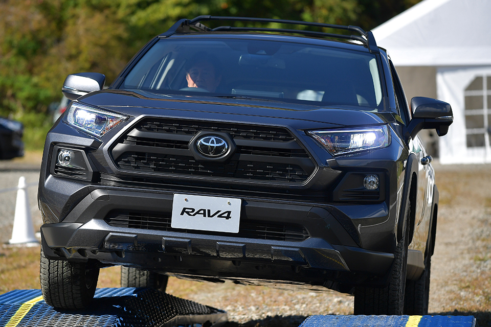 なんと車高はランクルに迫る Rav4話題のオフロード仕様は 普通のrav4 より凄いのか ベストカーweb 自動車情報サイト 新車 中古車 Carview