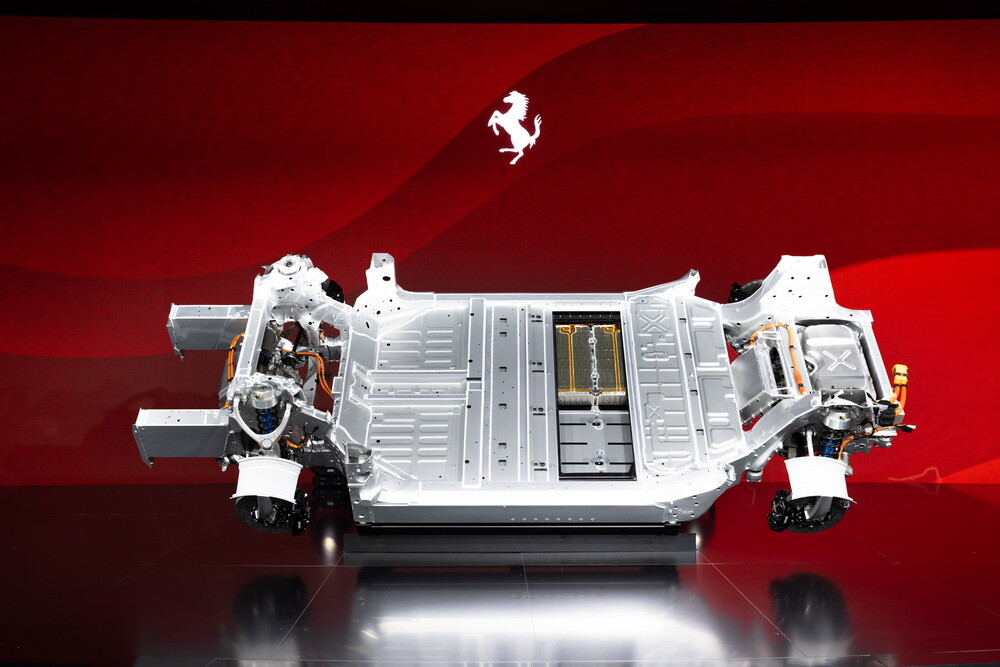 フェラーリ初のEV『エレットリカ』、シャシーと主要コンポーネント初公開！【写真&スペック第一報】