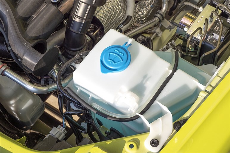 【水道水でもいいの？】クルマの「ウォッシャー液」は専用品じゃないと故障する？ 正しい使い方とは