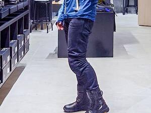 【女性にもおすすめ】30年間のロングセラーを誇るクシタニ・レザージーンズの新型は、究極の美脚モデルだった！